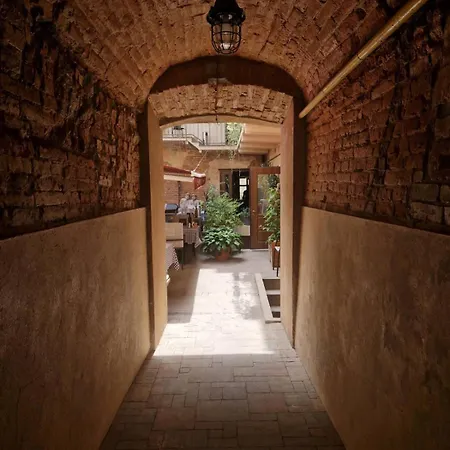 в центрі міста із затишним двориком *