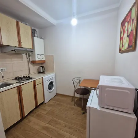 в центрі міста із затишним двориком