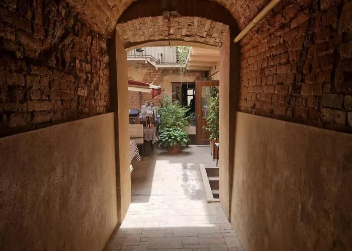 в центрі міста із затишним двориком *